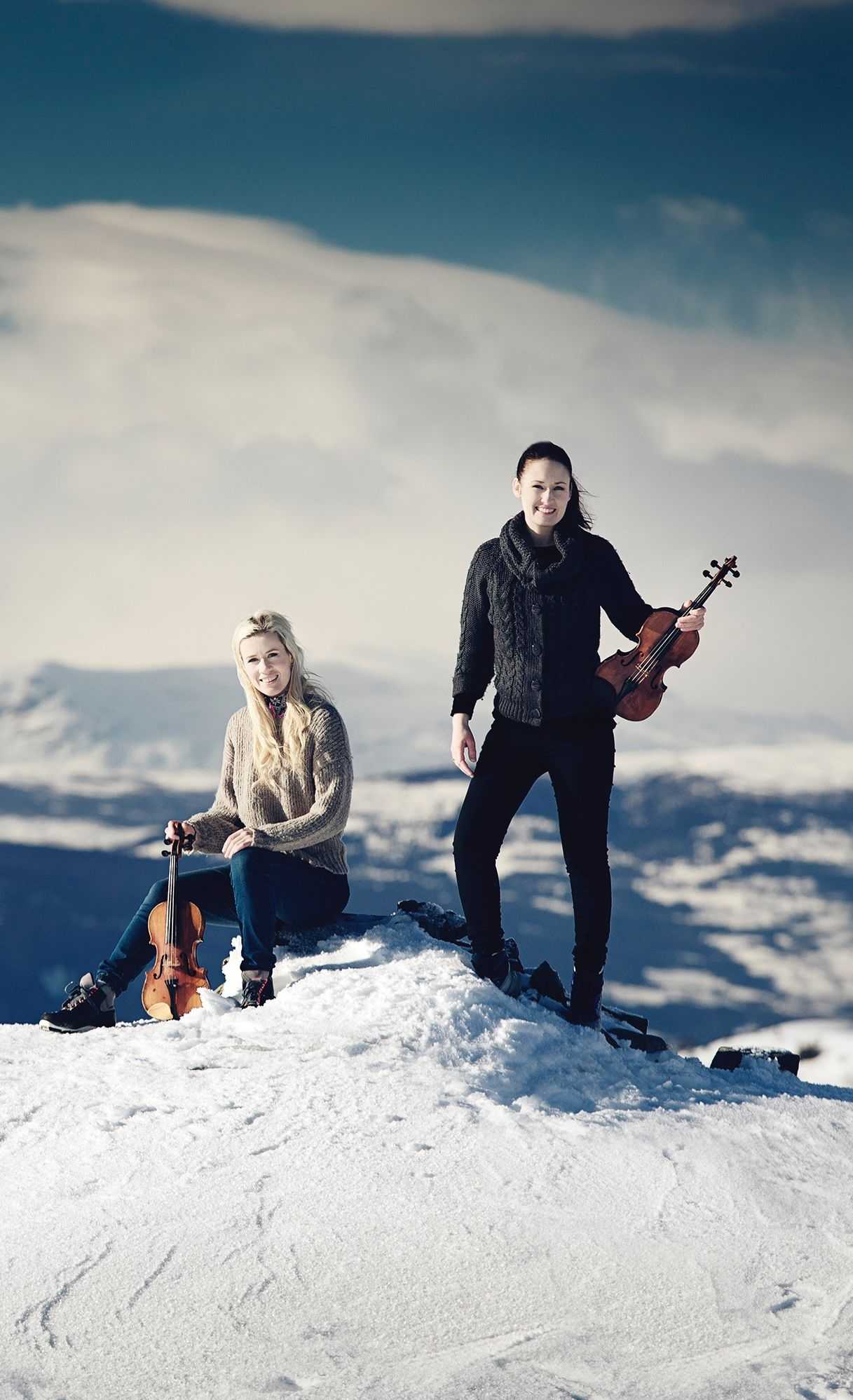 Ragnhild og Elbjørg Hemsing i vakker vinternatur i Valdres med sine instrumenter